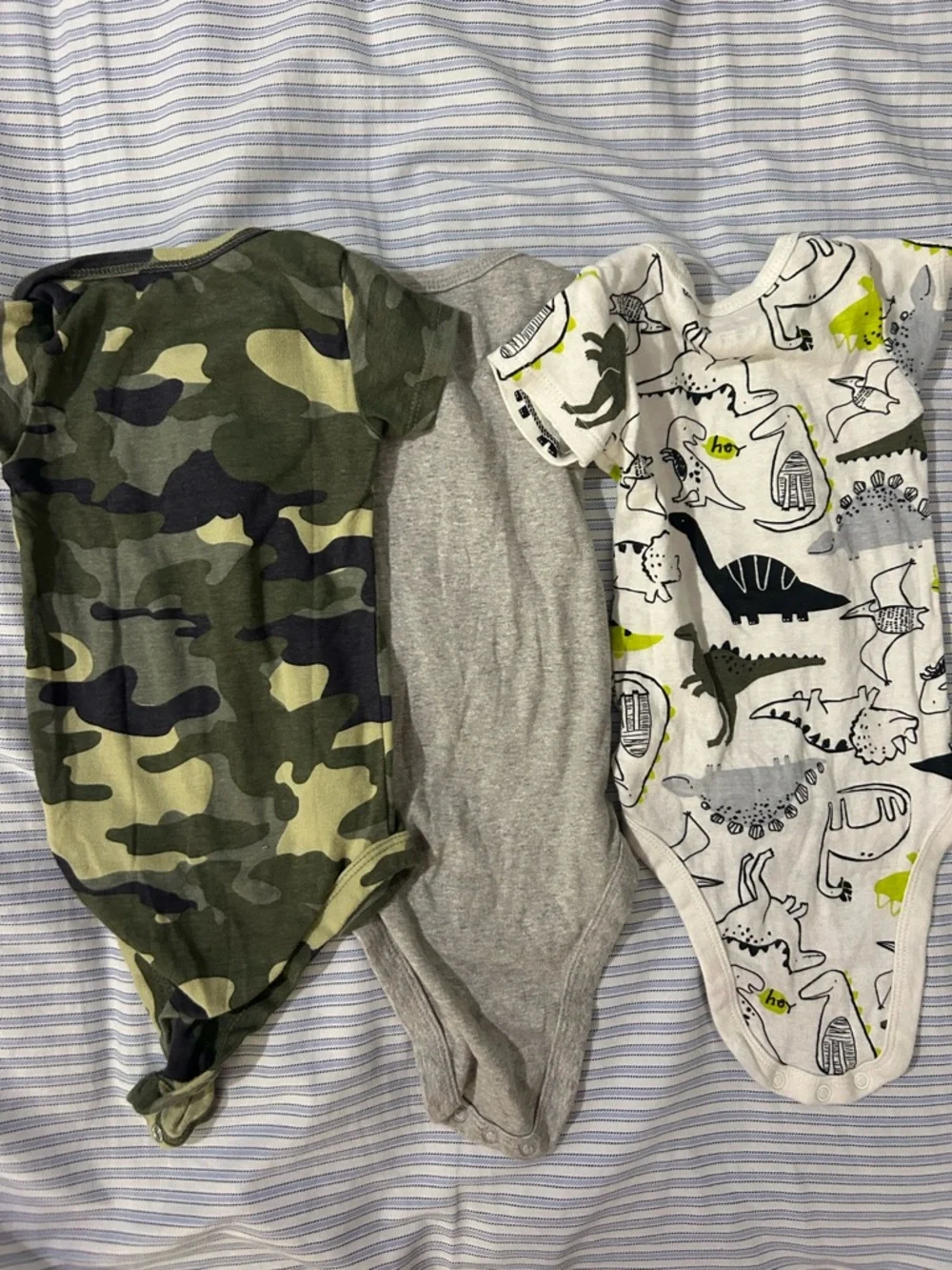 Gerber Baby Bodysuit Set in Gray, White & Green Dino/Camo Prints. Size 3-6M